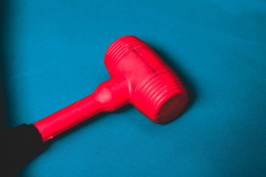 kırmızı ve siyah plastik çekiç