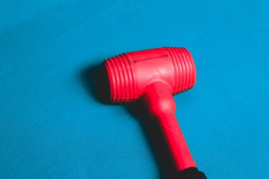 kırmızı ve siyah plastik çekiç