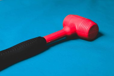 kırmızı ve siyah plastik çekiç