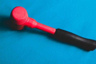 kırmızı ve siyah plastik çekiç