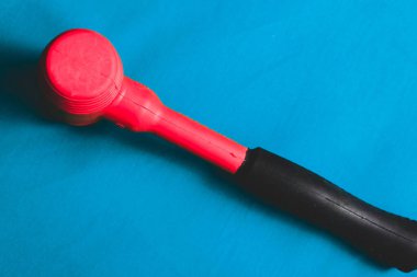 kırmızı ve siyah plastik çekiç