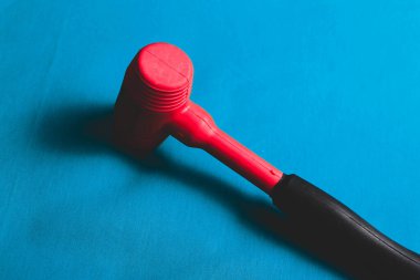 kırmızı ve siyah plastik çekiç
