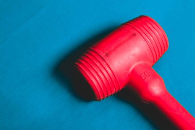 kırmızı ve siyah plastik çekiç