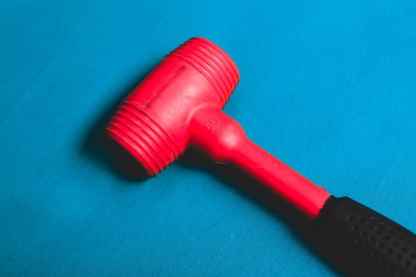 kırmızı ve siyah plastik çekiç