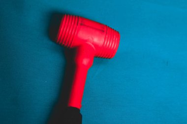 kırmızı ve siyah plastik çekiç