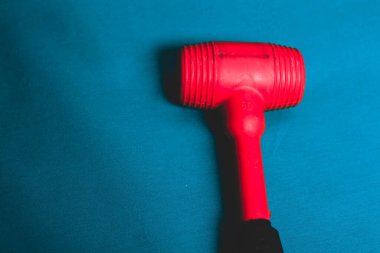 kırmızı ve siyah plastik çekiç