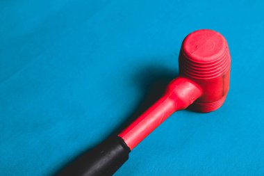 kırmızı ve siyah plastik çekiç