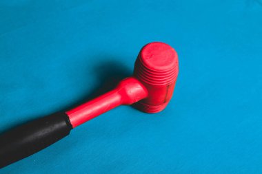 kırmızı ve siyah plastik çekiç