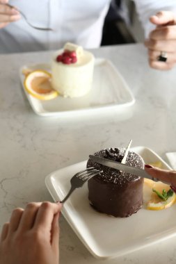 Masada lezzetli bir pasta var.