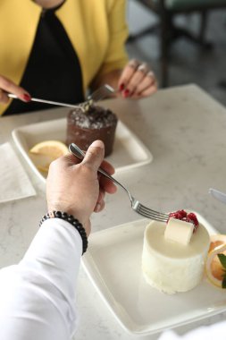 Masada lezzetli bir pasta var.