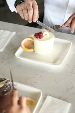 Masada lezzetli bir pasta var.