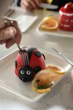 Masada lezzetli bir pasta var.