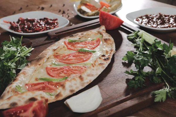 Geleneksel Türkçe fırında pide. Türk pizzası, Orta Doğu aperatifleri. Türk mutfağı. Et ile doldurulmuş çam