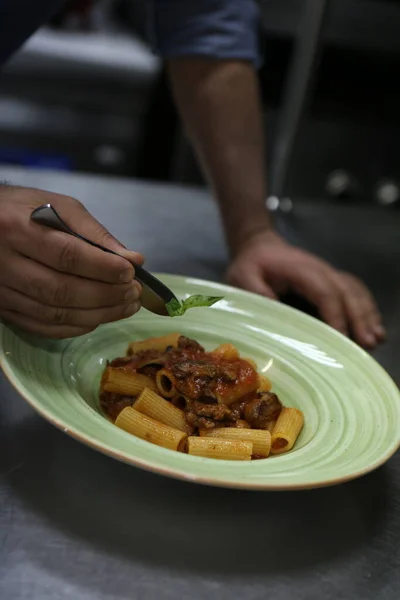 Panela Com Macarrão Fogão Cozinha — Fotografia de Stock