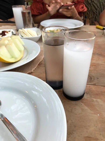 土耳其和希腊传统用餐表与特殊酒精饮料拉基 Ouzo 和土耳其拉基是一种干味开香开香 在土耳其 塞浦路斯和黎巴嫩被广泛食用 — 图库照片