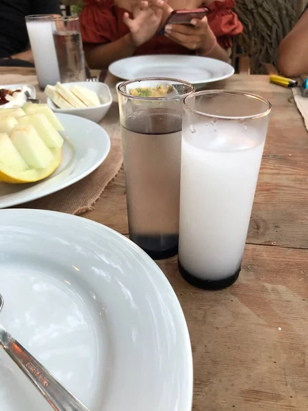 土耳其和希腊传统用餐表与特殊酒精饮料拉基 Ouzo 和土耳其拉基是一种干味开香开香 在土耳其 塞浦路斯和黎巴嫩被广泛食用 — 图库照片