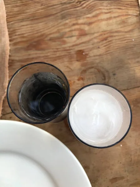 Özel Alkollü İçkili Rakılı Türk ve Yunan Geleneksel Yemek Masası. Uzo ve Türk Rakısı, Türkiye, Yunanistan, Kıbrıs ve Lübnan'da yaygın olarak tüketilen kuru anason aromalı bir aperatiftir.