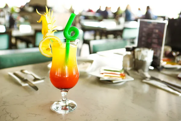 Lokantadaki masada alkol kokteyli.