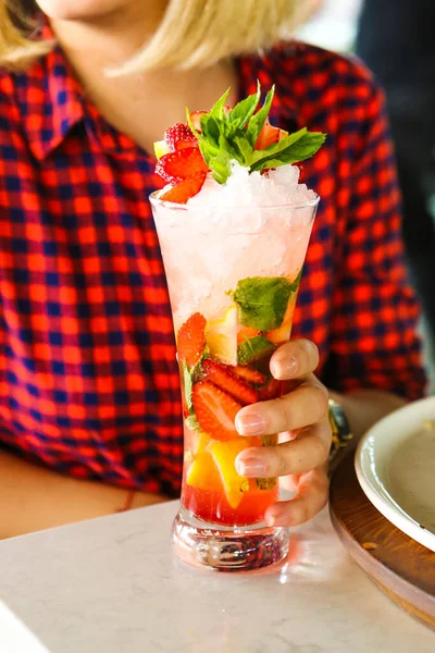 Lokantadaki masada alkol kokteyli.