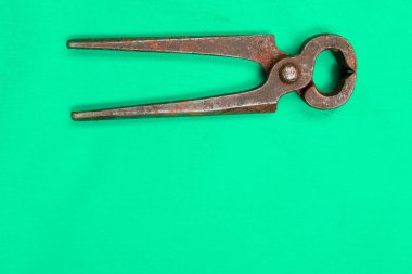 Bir çift paslı meme ucu.