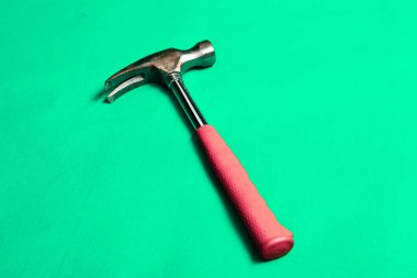 Eski model çekiç, marangozlar için bir zanaat aracı.