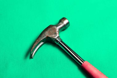 Eski model çekiç, marangozlar için bir zanaat aracı.