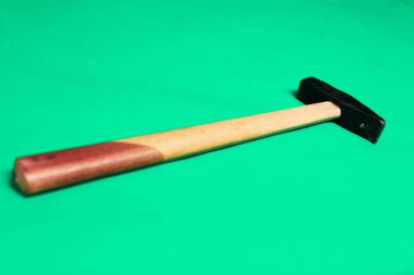 Eski model çekiç, marangozlar için bir zanaat aracı.