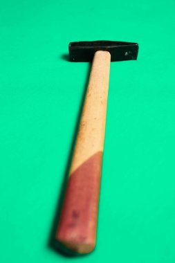 Eski model çekiç, marangozlar için bir zanaat aracı.