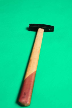 Eski model çekiç, marangozlar için bir zanaat aracı.