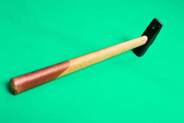 Eski model çekiç, marangozlar için bir zanaat aracı.