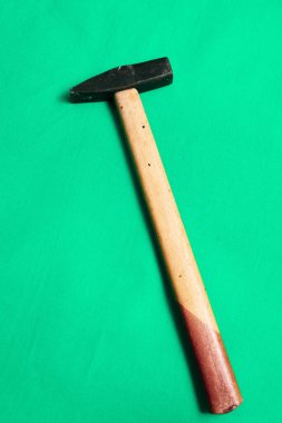 Eski model çekiç, marangozlar için bir zanaat aracı.