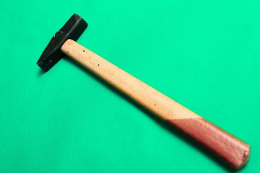 Eski model çekiç, marangozlar için bir zanaat aracı.