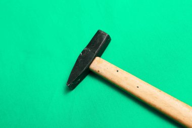 Eski model çekiç, marangozlar için bir zanaat aracı.