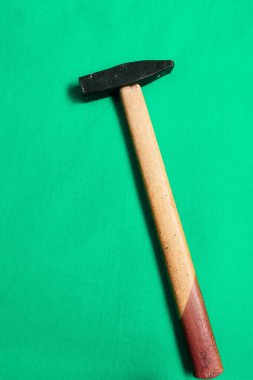 Eski model çekiç, marangozlar için bir zanaat aracı.