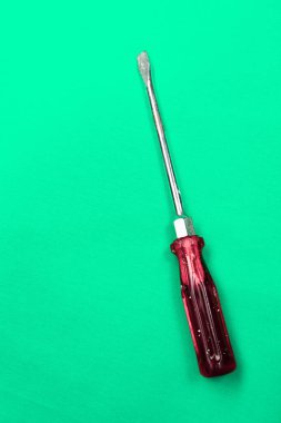 Plastik saplı tornavida.