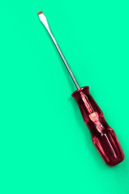 Plastik saplı tornavida.