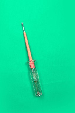 Plastik saplı tornavida.