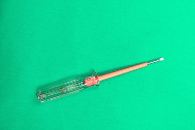 Plastik saplı tornavida.