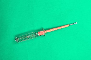 Plastik saplı tornavida.