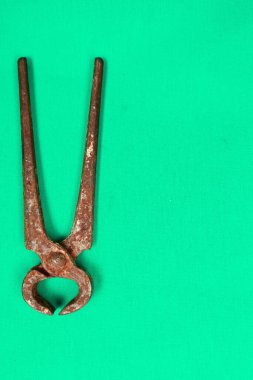 Bir çift paslı meme ucu.