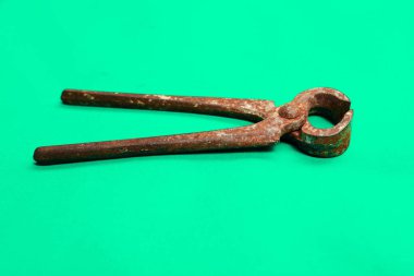 Bir çift paslı meme ucu.