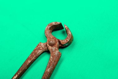 Bir çift paslı meme ucu.