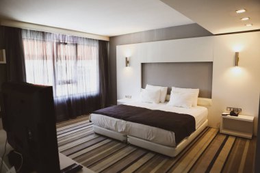 Lüks bir otel odası.