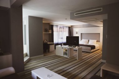 Lüks bir otel odası.