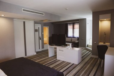 Lüks bir otel odası.