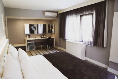 Lüks bir otel odası.