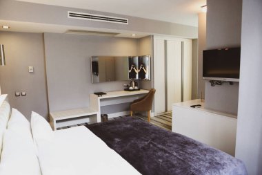 Lüks bir otel odası.