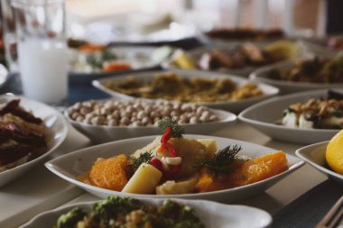 Geleneksel Türk ve Yunan yemek meze masası