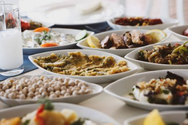 Geleneksel Türk ve Yunan yemek meze masası