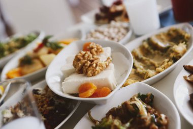 Geleneksel Türk ve Yunan yemek meze masası